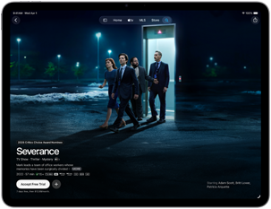iPad Air spredu, na obrazovke je seriál Severance v apke Apple TV